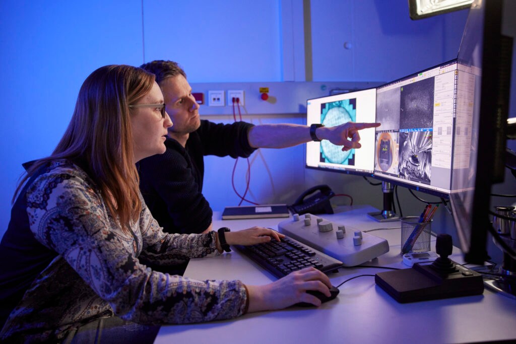 Florian Schur and Bettina Zens utilizing cryo electron tomography