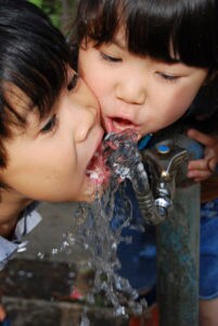 85764524; children; water; fountain; drinking