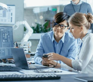 sceintists-working-together