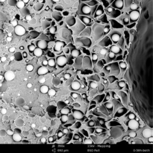 Glass beads bound to plastic material, analyzed with plastics microscopy