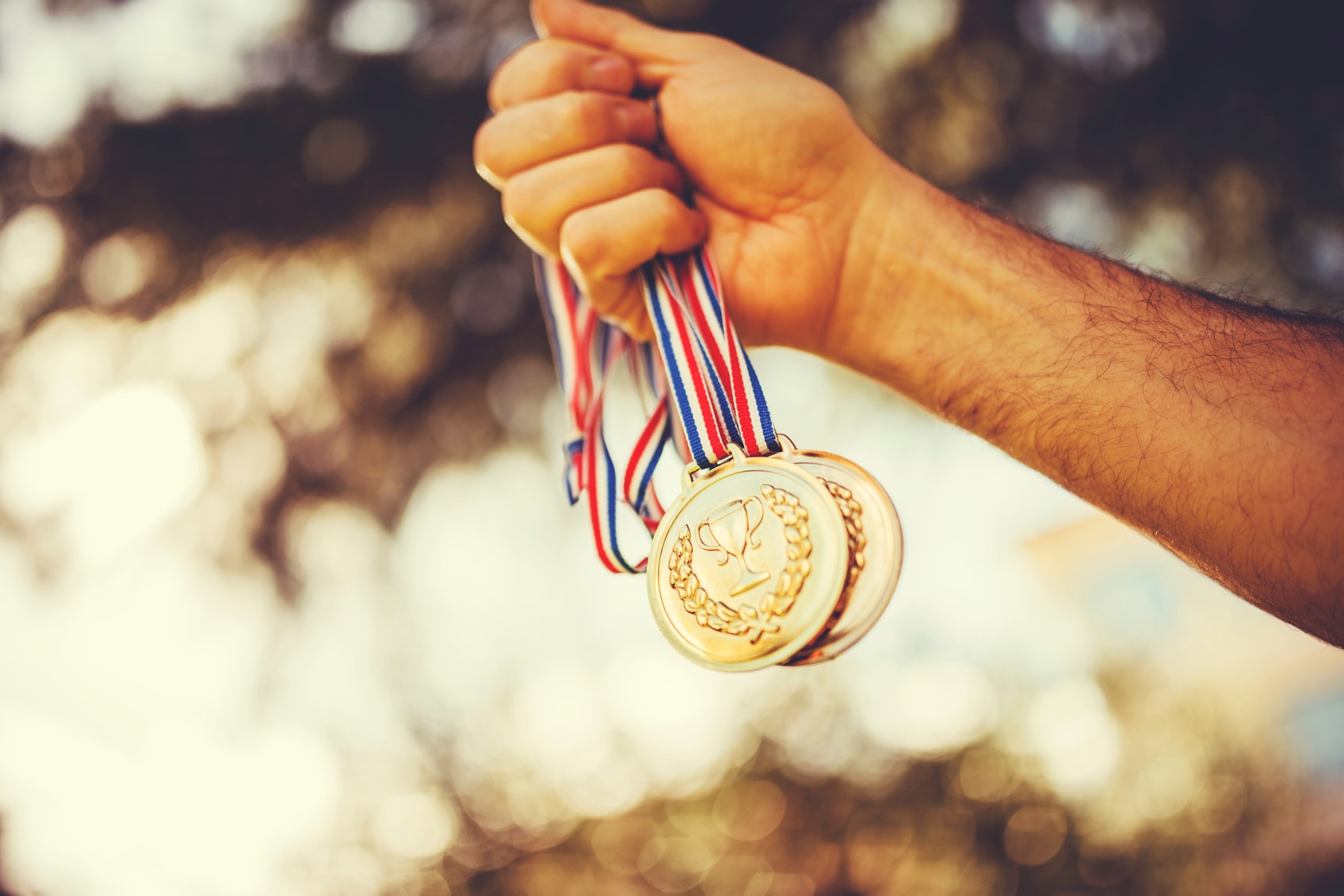 Win the gold medal. Медаль в руке. Рука с спортивной медалью. Медали спортивные. Эстетика Победы в спорте.