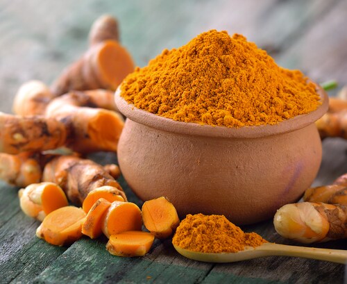 Turmeric roots in the basket on wooden table. Image: SOMMAI/Shutterstock.com.