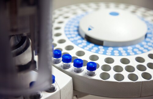 Close-up of chromatograph with glass sample bottles. Image: VILevi/Shutterstock.com.