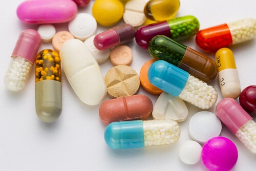 Diferent tablets mix heap drugs pills capsules therapy doctor flu antibiotic pharmacy medicine medical. Image: r.classen/Shutterstock.com.