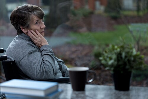 Depressed women sitting in a wheelchair at home. Image: Photographee.eu/Shutterstock.com.