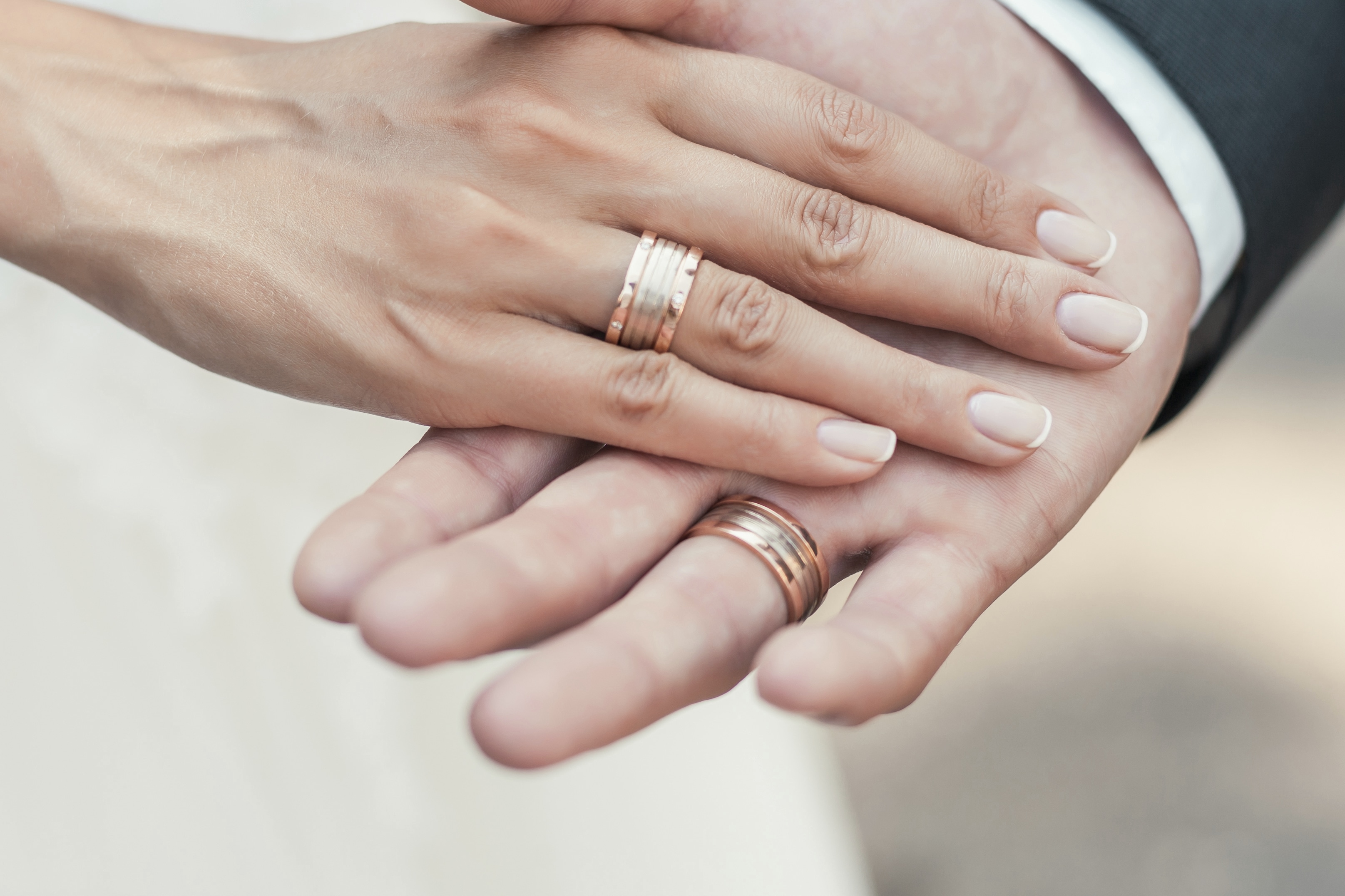 Minimalist Wedding Ring Set in White Gold | KLENOTA